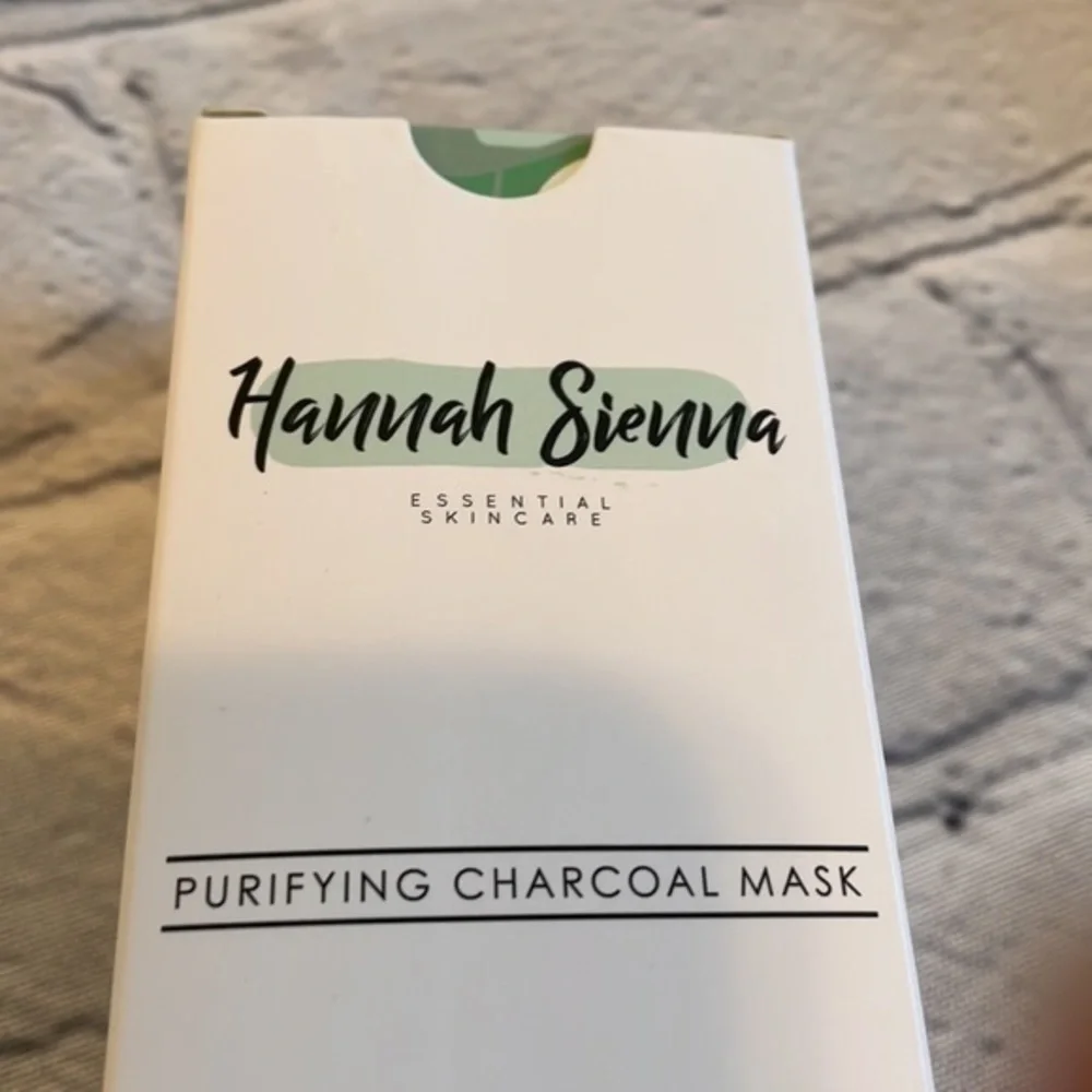 Hannah Sienna Essential Skincare Purifying Charcoal Mask - Picture 6 of 6